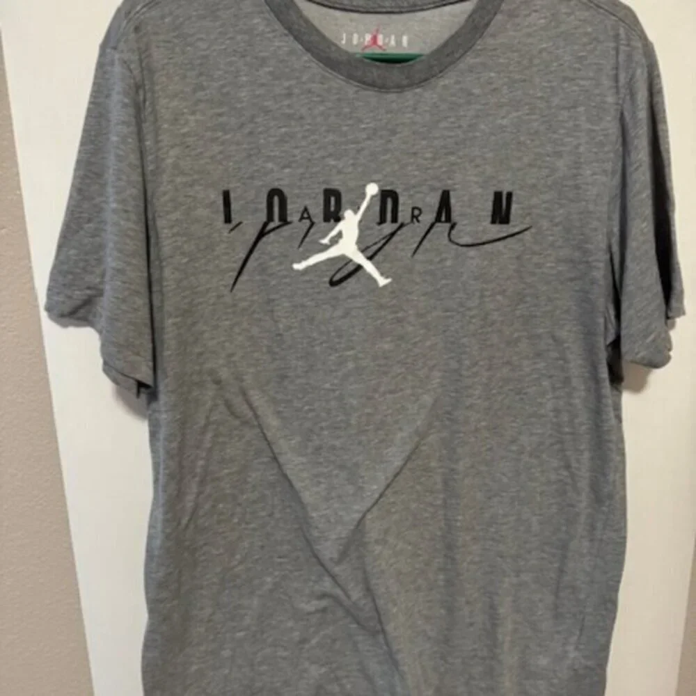 Nike Air‎ Jordan Men's Grey Graphic Logo Short Sleeve Size Medium